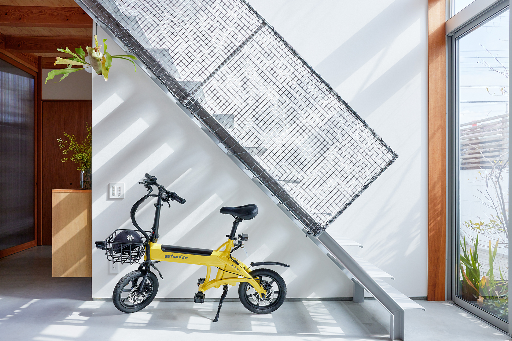 プロダクトの事例(電動バイク室内保管シーン)|&A