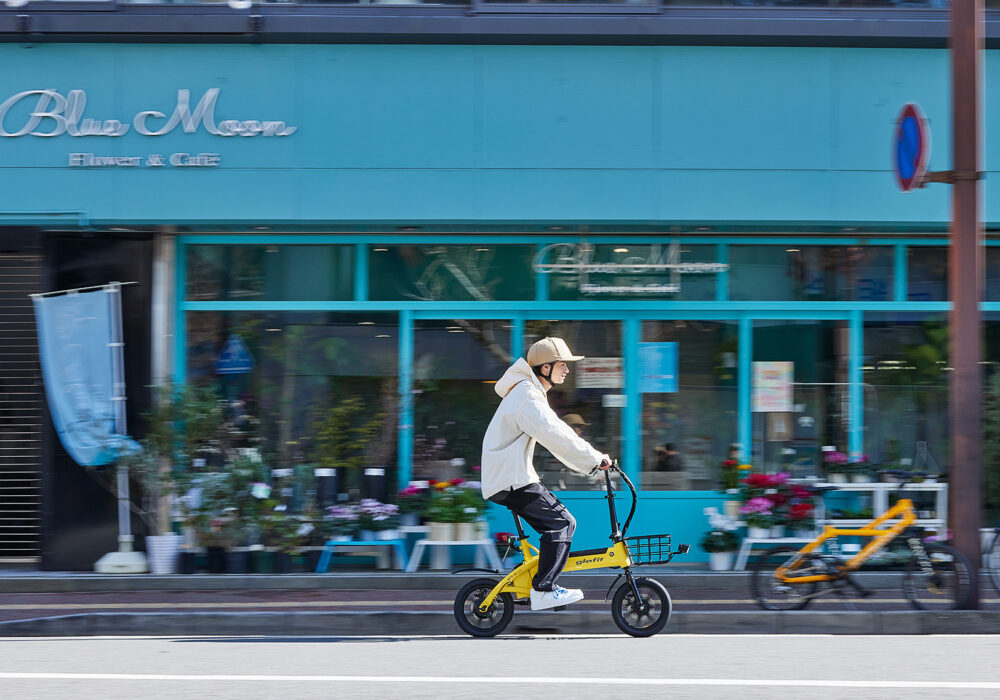 プロダクトの事例(電動バイクNFR-01-Lite走行シーン)｜＆A