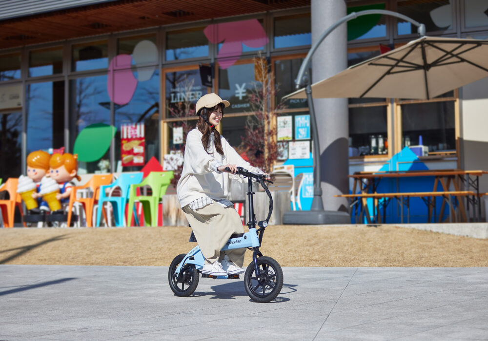 プロダクトの事例(電動バイク女性走行シーン)｜＆A