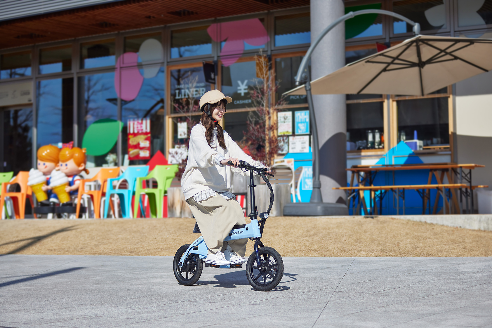 プロダクトの事例(電動バイク女性走行シーン)|&A