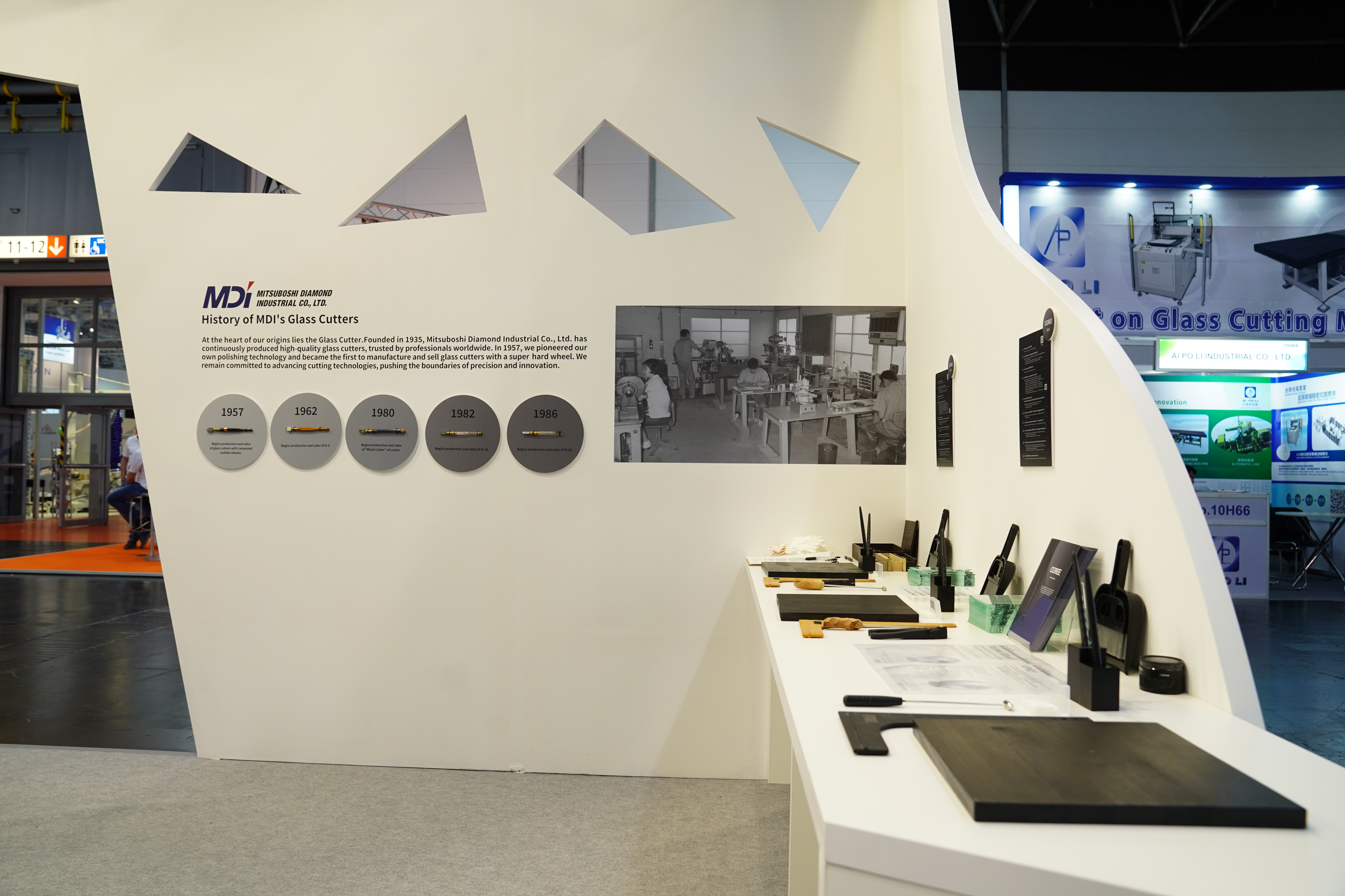 海外展示会の事例(ブース内部)｜＆A